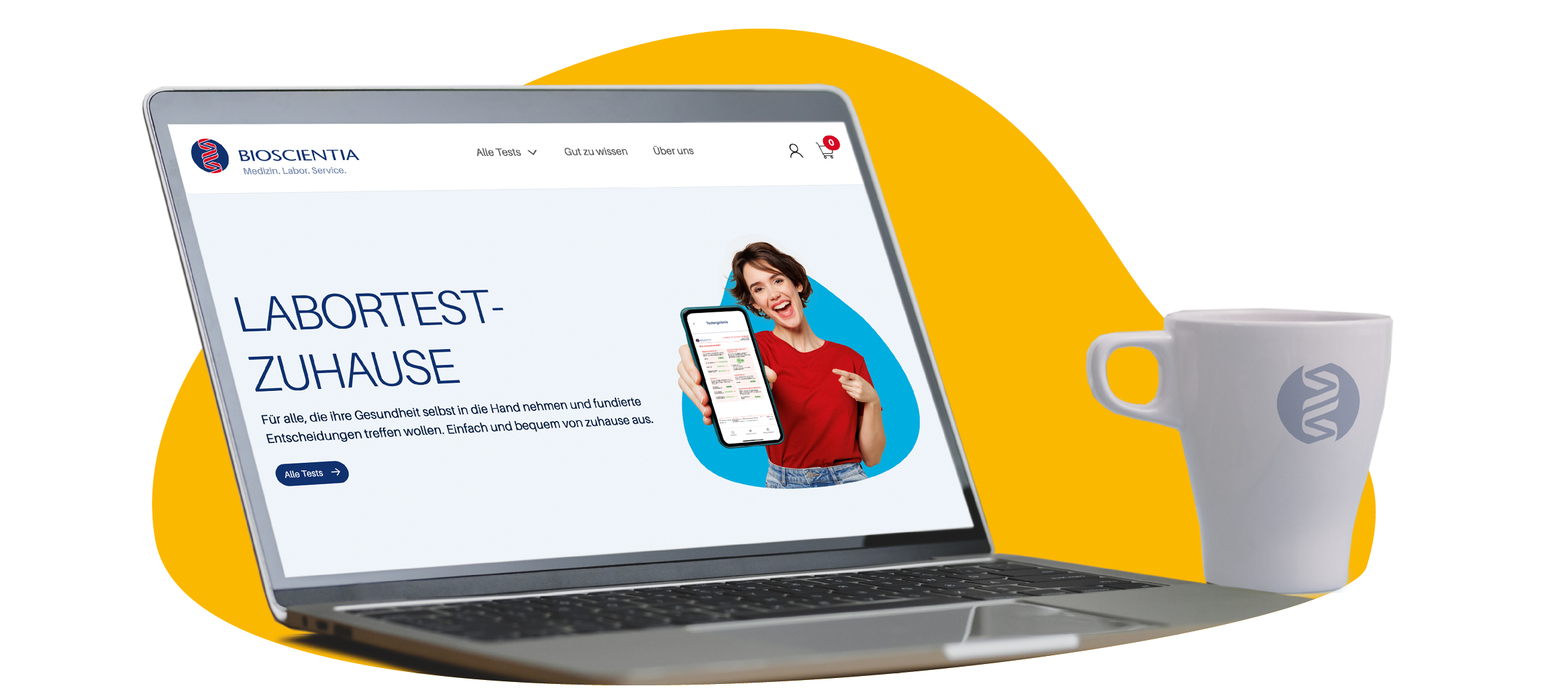 Ein Laptop zeigt die Webseite vom Bioscentia Shop mit dem Text 'Labortest-Zuhause' und einer Frau, die ein Smartphone mit der geöffneten Befund-App hält; weiße Tasse mit Bioscentia-Logo daneben